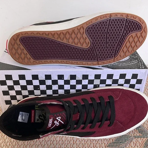 Vans WMNS The Lizzie Port/Black
VN0A4BX102Y
Sneakers - Picture 3 of 16